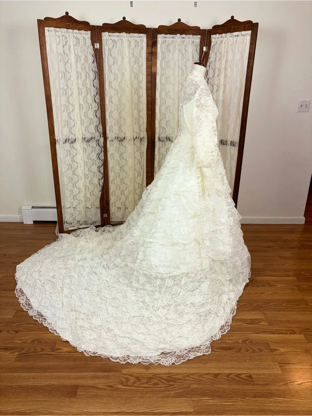 Spectacular Vintage 1950s Tiered Lace Wedding Gown - Picture 3 of 6